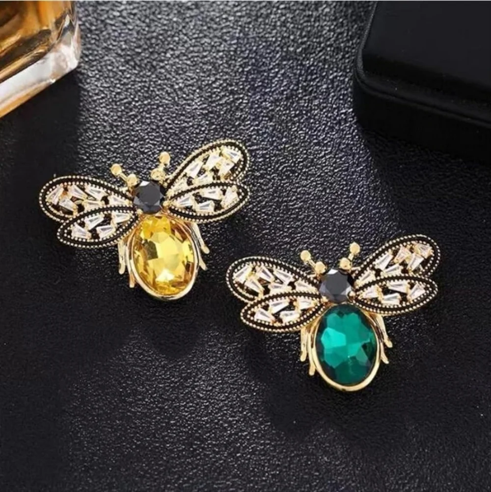 Women’s Jewelry Beautiful Elegant Gold and Black Bee Brooch